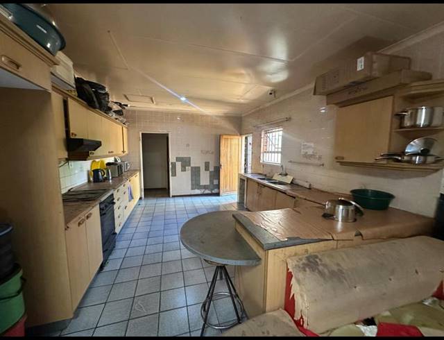 6 BEDROOM HOUSE FOR SALE IN MALVERN